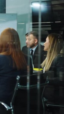 Dikey ekran: İş adamlarından oluşan bir ekip cam duvarın arkasında toplanıyor, projeyi tartışıyor, fikirleri paylaşıyor, beyin fırtınası yapıyor, plan yapıyor. İş arkadaşlarının iş yerindeki görüntüleri takip ediliyor.