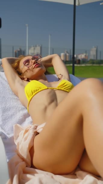 Vertikale Leinwand Schöne Frau Mit Sonnenbrille Und Gelbem Bikini Die — Stockvideo