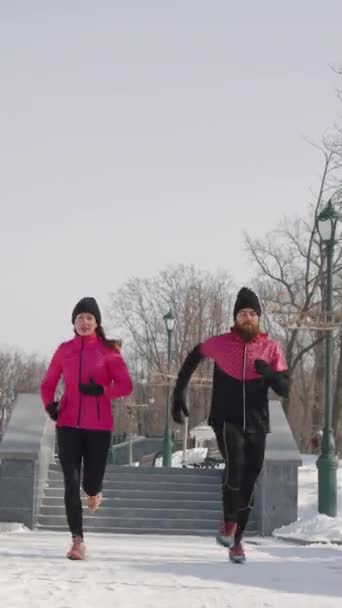 Para Biegaczy Różowej Czarnej Odzieży Sportowej Biegająca Zwolnionym Tempie Zimowym — Wideo stockowe
