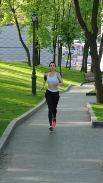 Ekran Pionowy Pasująca Kobieta Odzieży Sportowej Biegnie Alejką Kierunku Kamery — Wideo stockowe