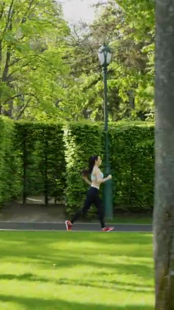 Vertikální Obrazovka Zpomalení Pohybu Fit Žena Sportovním Oblečení Jogging Proti — Stock video
