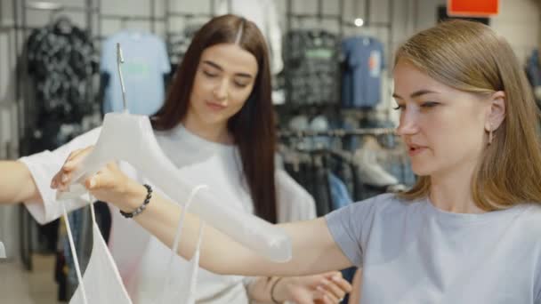 Jonge Vrouw Met Haar Vriendin Besteedt Vrije Tijd Winkelen Kledingwinkel — Stockvideo