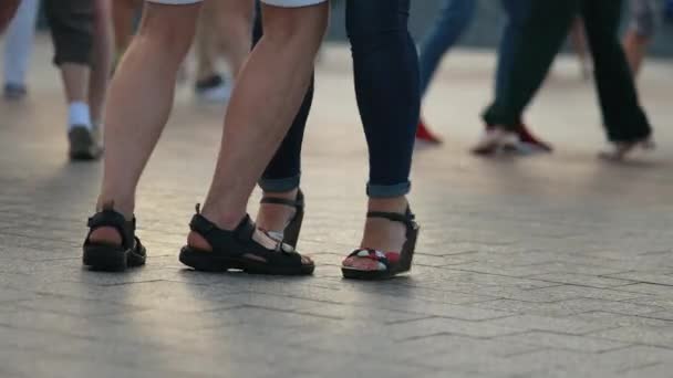 Крупним Планом Люди Ноги Літньому Одязі Танці Відкритій Терасі Ввечері — стокове відео