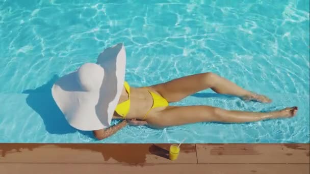 Vue Dessus Sexy Belle Femme Grand Chapeau Été Blanc Bikini — Video