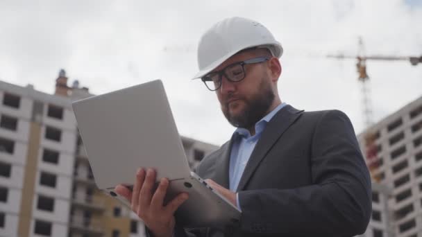 Baard Civiel Ingenieur Pak Beschermende Helm Het Maken Van Belangrijke — Stockvideo