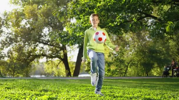 Tonårspojken Jonglerar Fotboll Med Foten Glad Unge Tränar Fotboll Färdigheter — Stockvideo