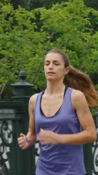 Κάθετη Οθόνη Fit Γυναίκα Φορώντας Μπλε Αθλητικό Πουκάμισο Τρέχει Στο — Αρχείο Βίντεο