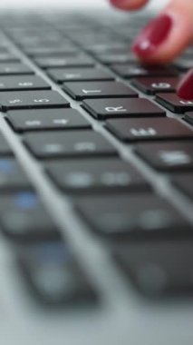 Dikey Ekran: Klavyede manikür yazan, seçici odaklı, kavis açılı, aşırı yakın plan kadın parmakları. İş kadını rapor hazırlıyor, metin yazarı ya da blog yazarı metin yazıyor. Teknoloji kavramı