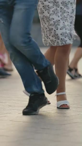 Ekran Pionowy Zbliżenie Ludzi Nogi Letniej Odzieży Taniec Otwartym Tarasie — Wideo stockowe