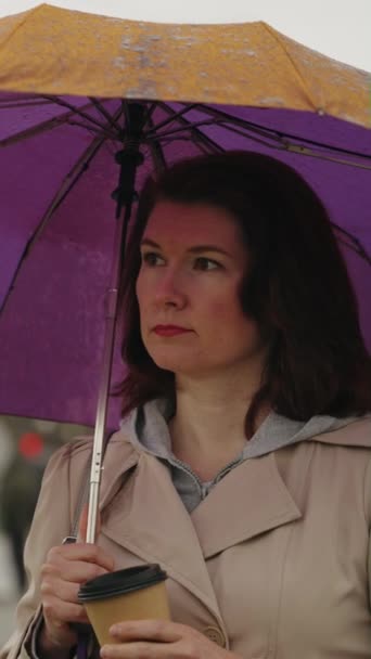 Üzgün Kadın Yağmurda Şemsiyenin Altında Duruyor Arka Planda Bulanık Duran — Stok video