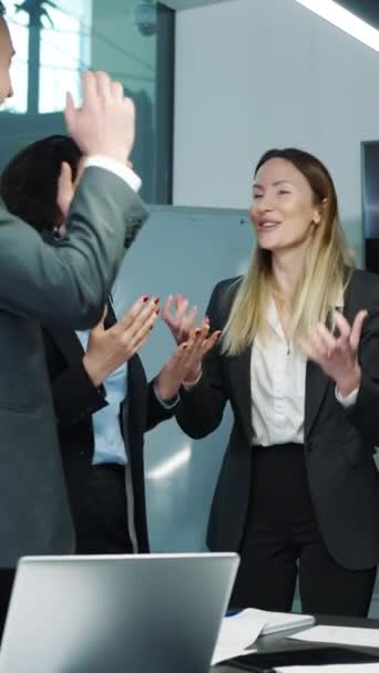 Вертикальний Екран Щасливі Ділові Люди Офіційному Одязі Стоять Разом Офісі — стокове відео