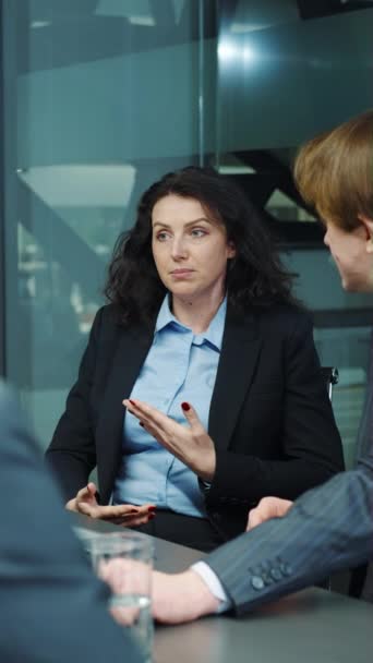 Pantalla Vertical Reunión Negocios Oficina Enfoque Mujer Alta Gerente Hablando — Vídeos de Stock