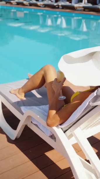 Mulher Sexy Jovem Atraente Grande Chapéu Branco Relaxante Cadeira Lounge — Vídeo de Stock