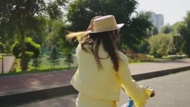 Χαρούμενη Νεαρή Γυναίκα Που Κάνει Ποδήλατο Στο Πρωινό Αστικό Πάρκο — Αρχείο Βίντεο
