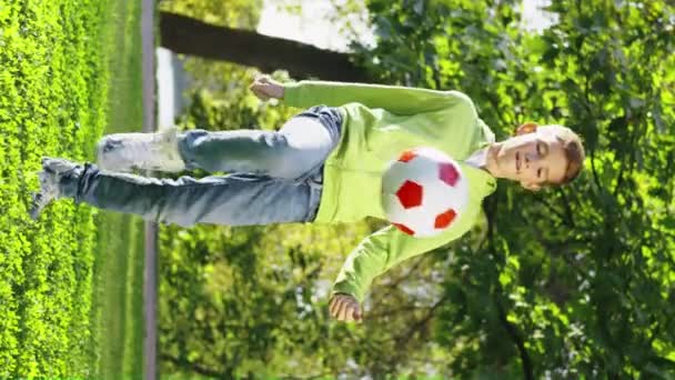 Vertikal Skärm Tonårspojken Jonglerar Fotboll Med Foten Glad Unge Tränar — Stockvideo