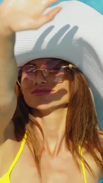 Вертикальный Экран Красивая Женщина Солнцезащитных Очках Полные Шляпы Сверкает Сквозь — стоковое видео