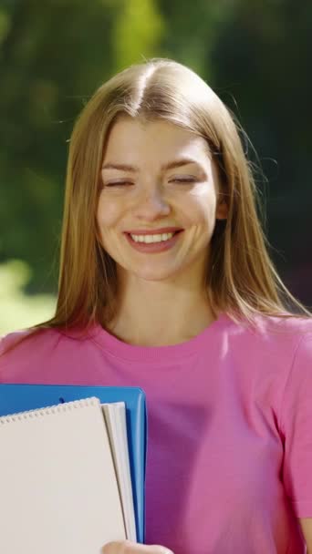 Молода Жінка Довгим Волоссям Веснянками Носить Рожеву Футболку Стоїть Парку — стокове відео