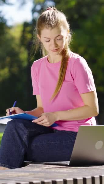 Молода Студентка Хвостом Носить Рожеву Футболку Сині Джинси Сидячи Лавці — стокове відео
