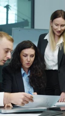 Pijamalı, tıbbi maske takan, pencerenin yanında oturan ve deftere çizim yapan bir kız. Çocuk karantina sırasında evde kalıyor. Sosyal uzaklık kavramı