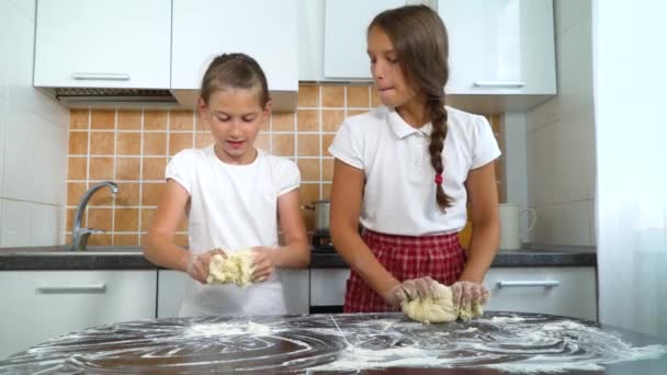 小女孩在厨房的深色桌子上揉搓面团 健康食品 业余爱好 烘焙概念 — 图库视频影像