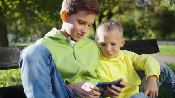 Çocuklar Için Video Oyunu Oynayan Iki Kardeş Dijital Cihazları Paylaşıyorlar — Stok video
