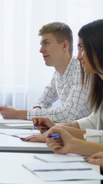 Dikey Ekran: pozitif gülümseyen öğrenciler takım çalışması yapıyor ve iletişim becerilerini sergiliyorlar. Modern okul, üniversite ve enstitü eğitimi. uygulama, öğrenme, bilgi, büyüme kavramı