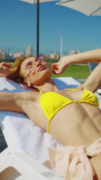 Tela Vertical Mulher Bonita Feliz Óculos Sol Biquíni Amarelo Descansando — Vídeo de Stock