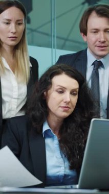 Dikey iş adamlarının ofiste dizüstü bilgisayarın önünde toplanması ve gergin görünmeleri, borsada online verileri kontrol etmeleri, hayal kırıklığıyla hareket etmeleri ve üzgün suratlar yapmaları. Başarısızlık kavramı