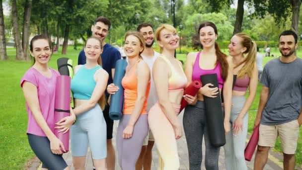 Gülümseyen Yoga Meraklıları Yeşil Şehir Parkındaki Açık Hava Dersi Için — Stok video