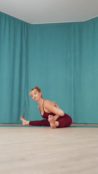 Yoga Beoefenaar Perfectioneert Een Twist Pose Met Handen Namaste Achter — Stockvideo