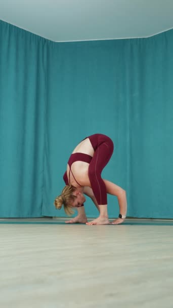 Vertikální Obrazovka Female Jóga Masters Balance Executing Handstand Legs Stretched — Stock video