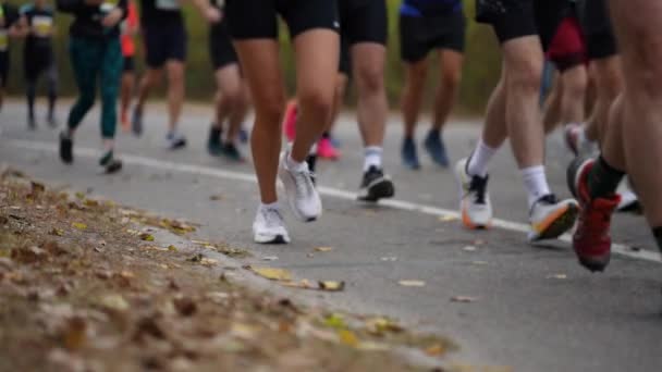 Futó Lábakra Fókuszálva Kép Megragadja Folyamatban Lévő Maraton Dinamikus Energiáját — Stock videók