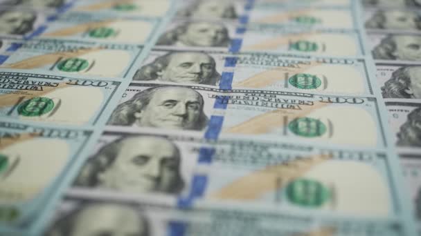 Fecho Ângulo Alto Notas Cem Dólares Num Padrão Dinâmico Giratório — Vídeo de Stock