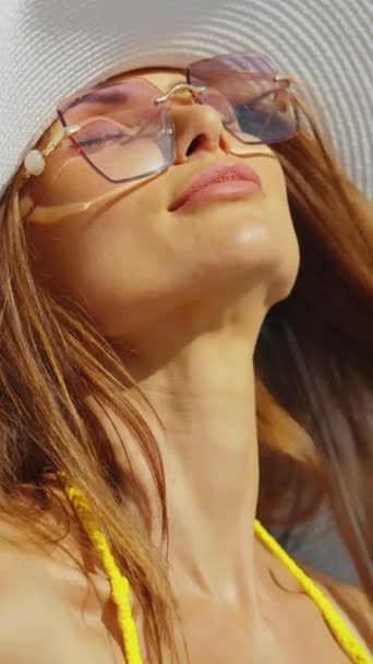 Pionowy Ekran Zbliżenie Kobiety Okularach Przeciwsłonecznych Kapeluszu Szerokim Rondzie Jej — Wideo stockowe