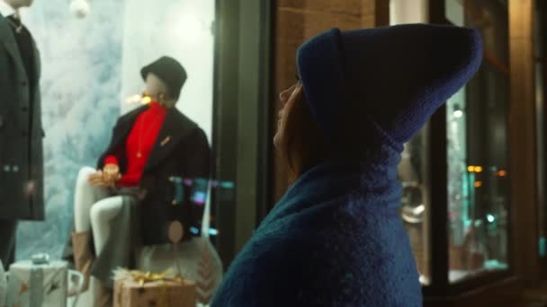 Mulher Chapéu Malha Azul Gola Pele Olha Ansiosamente Para Manequim — Vídeo de Stock