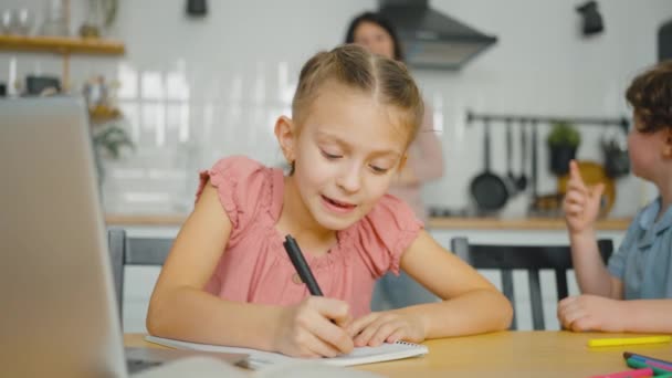 Niña Niño Concentran Escritura Dibujo Con Madre Supervisando Fondo Casa — Vídeos de Stock
