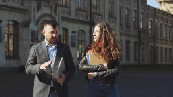Pädagoge Und Student Unterhalten Sich Vor Einem Beeindruckenden Historischen Universitätsgebäude — Stockvideo