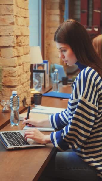 Függőleges Képernyő Női Diák Csíkos Pulóverben Összpontosítva Laptopját Asztal Könyvtár — Stock videók