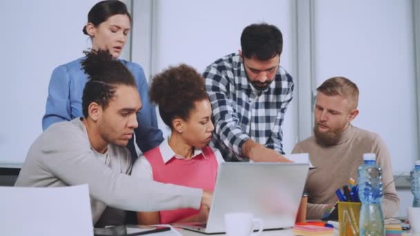 多族裔团队的同事集中在笔记本电脑屏幕上 参与项目讨论 团队精神和商业概念 — 图库视频影像