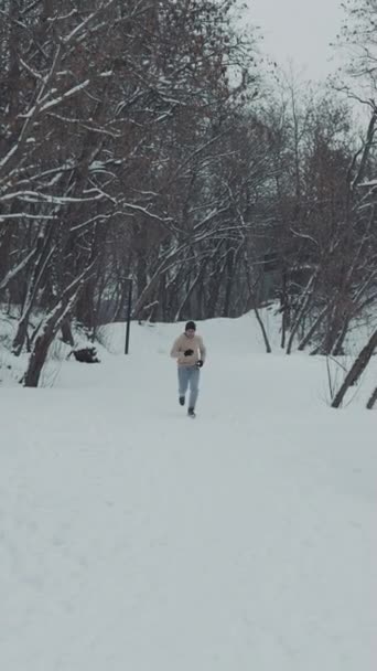 Vertikální Plátno Fit Muž Sportovním Oblečení Běží Zimním Lese Pokryté — Stock video