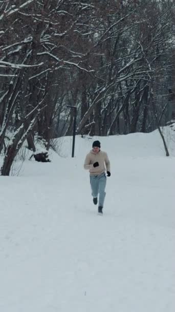 Vertikální Plátno Fit Muž Sportovním Oblečení Klobouk Rukavice Běží Sněhu — Stock video