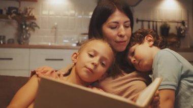 Anne, kızıyla ve oğluyla masal kitabı okumaktan, sıcak bir yuva kurmaktan, sıcak aile anının tadını çıkarmaktan hoşlanıyor.