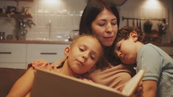 Mamma Diverte Leggere Libro Fiabe Con Sua Figlia Suo Figlio — Video Stock