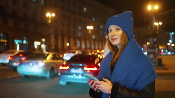 Jonge Vrouw Blauwe Winterhoed Jas Begroeting Taxi Drukke Stad Straat — Stockvideo