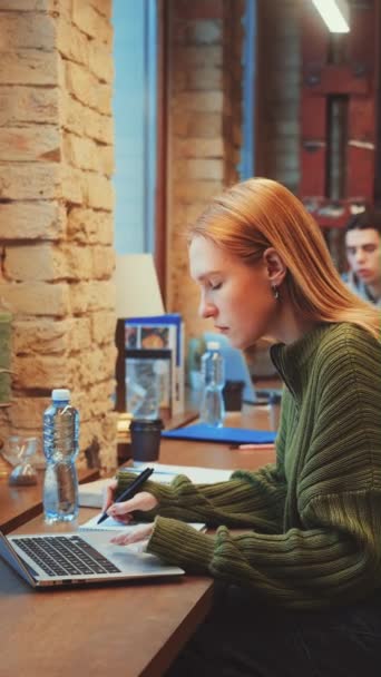 Вертикальный Экран Молодая Женщина Работает Ноутбуке Уютном Кафе Другими Людьми — стоковое видео