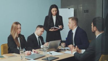 Profesyonellerden oluşan bir ekip modern ofiste grup tartışması yapıyor. Kadın notlar alır, toplantının kilit noktalarını yakalar. Menajerler beyin fırtınası yapıyor, yöneticiler strateji planlıyor.