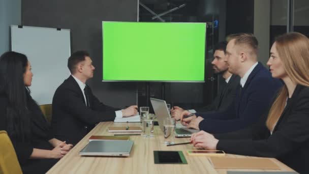 Команда Бізнес Професіоналів Інтенсивно Спостерігає Презентацією Зеленому Екрані Монітора Готова — стокове відео