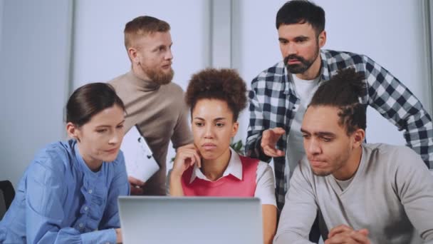 Çeşitli Arkadaşları Dizüstü Bilgisayarın Etrafında Toplanıyor Karmaşık Bir Sorunla Uğraşırken — Stok video