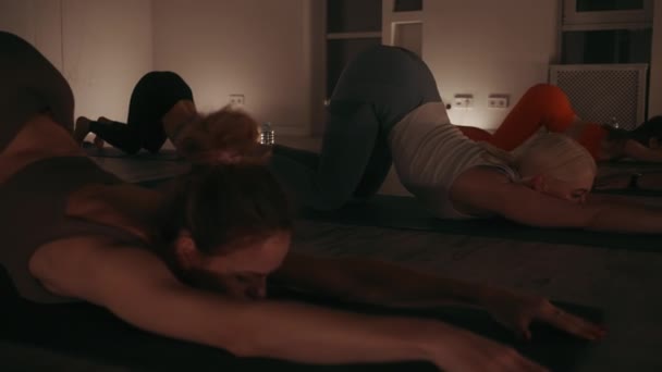 Участники Йоги Занимаются Восстановительных Позах Растяжения Наслаждаясь Моментом Спокойствия Релаксации — стоковое видео
