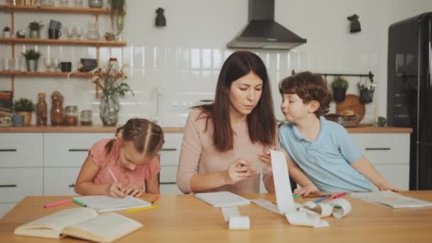 Die Alleinerziehende Mutter Verwaltet Ihre Finanzen Indem Sie Quittungen Ausgaben — Stockvideo